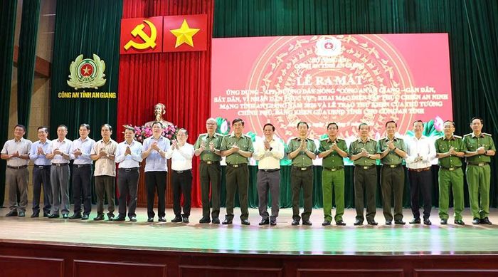 Các đại biểu chụp hình lưu niệm tại buổi ra mắt ứng dụng