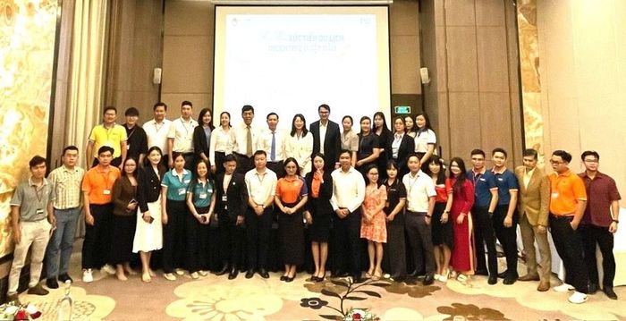 Các đại biểu chụp ảnh lưu niệm tại hội thảo