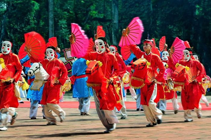 Biểu diễn trò Xuân Phả trong Lễ hội Lam Kinh