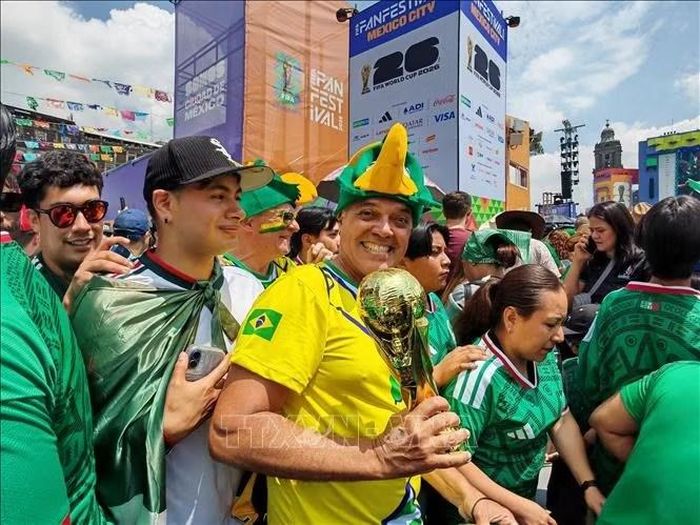 Sắc vàng xanh của Brazil nổi bật giữa biển người hâm mộ quốc tế tại quảng trường Zócalo trong ngày khai mạc World Cup 2026. Ảnh: TTXVN