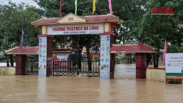 Trường TH&THCS Ba Lòng nằm ở khu vực thấp, thường đối mặt nguy cơ ngập lụt khi mưa lớn kéo dài