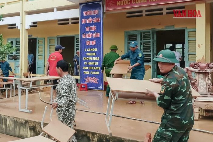 Các lực lượng quân sự, công an hỗ trợ nhà trường dọn dẹp vệ sinh sau lũ