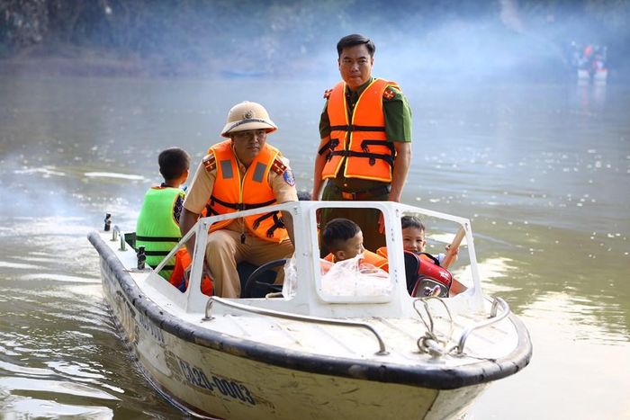 Lực lượng chức năng huy động cano để hỗ trợ học sinh