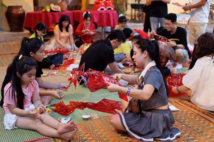 Việc cùng nhau làm đèn lồng vui hội trăng Rằm luôn hấp dẫn đối với cả trẻ con và người lớn