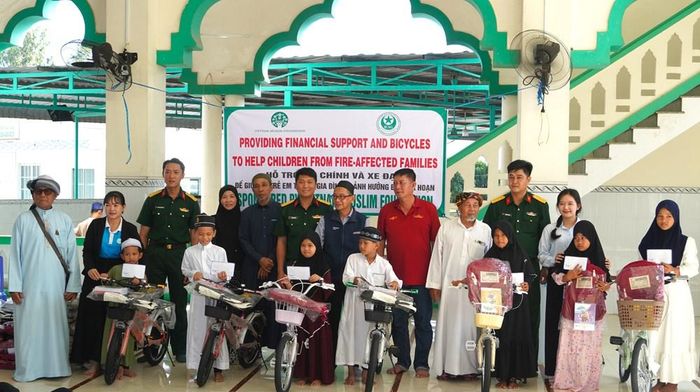Trao tặng xe đạp, quà và tiền mặt cho thiếu nhi dân tộc Chăm có gia đình bị ảnh hưởng bởi hỏa hoạn