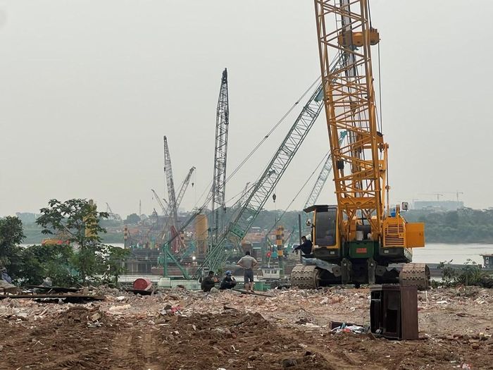 Công trường thi công cầu Trần Hưng Đạo, mé thuộc địa phận phường Hồng Hà, Hà Nội. Ảnh: Tuấn Đông