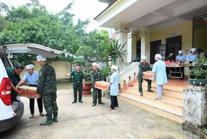 Từ căn bếp nhỏ nơi đơn vị đứng chân, những chiếc bánh mang theo sự chăm chút của người lính sẽ được trao đến các em nhỏ nơi vùng biên