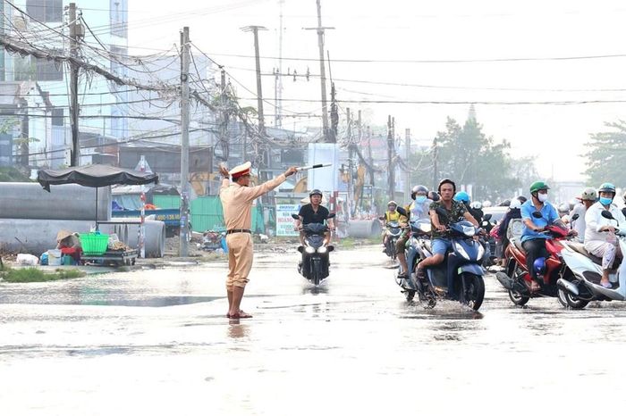 Lực lượng Công an TP. Cần Thơ ứng trực điều tiết giao thông, đảm bảo cho người dân đi lại an toàn