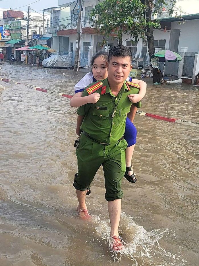 Lực lượng Công an TP. Cần Thơ hỗ trợ đưa học sinh qua khu vực bị ngập do triều cường