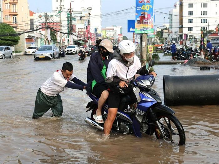 Triều cường dâng cao, kết hợp mưa và nước lũ đã gây ngập nhiều tuyến đường ở TP. Cần Thơ khiến việc đi lại khó khăn