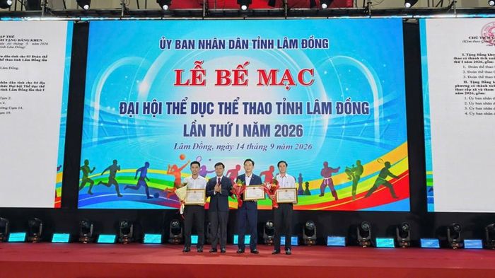 Đại diện lãnh đạo UBND tỉnh Lâm Đồng trao Bằng khen cho các đoàn thể thao giành thành tích cao tại Đại hội