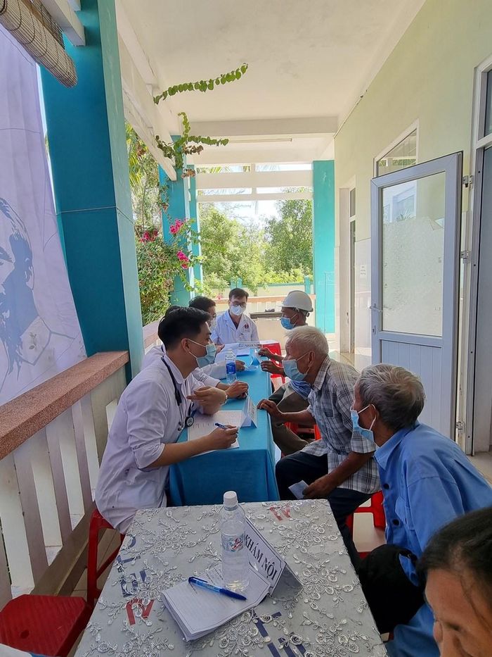 Hoạt động hỗ trợ người dân tại các xã đảo Tân Hiệp, Tam Hải của thanh niên ngành y tế