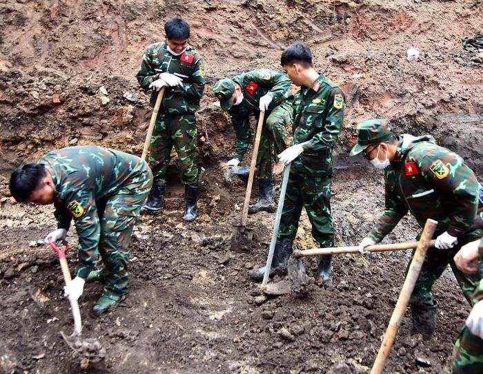 Các lực lượng tiếp tục triển khai công tác tìm kiếm, quy tập hài cốt liệt sĩ tại rãnh thứ 2, khu A Công viên Lê Thị Riêng