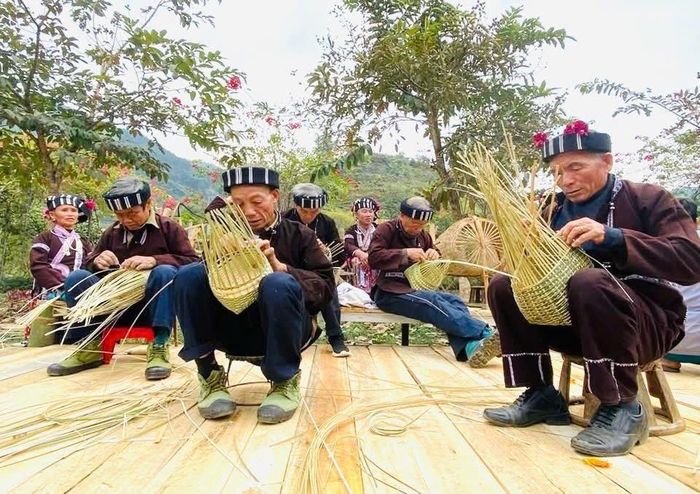 Người dân thực hành nghề đan lát truyền thống, mở ra hướng phát triển sản phẩm và sinh kế từ văn hóa bản địa. (Ảnh minh họa)