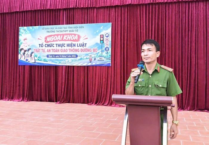 Cán bộ Công an phổ biến các quy định về trật tự, an toàn giao thông đường bộ và phòng, chống tội phạm trên không gian mạng