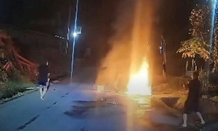 Sau cú va chạm giữa xe máy và xe bán tải, lửa bùng lên dữ dội