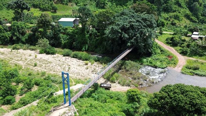 Cầu treo bắc qua sông, suối tạo điểm nhấn độc đáo giữa núi rừng