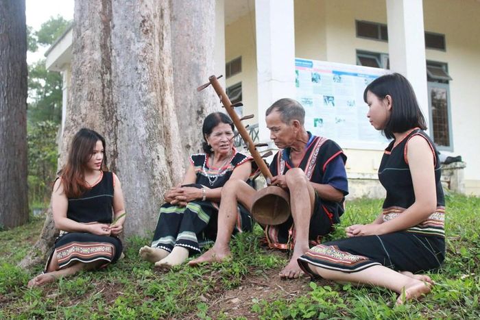 Nghệ nhân Ba Na gìn giữ tiếng đàn ting ning và những làn điệu dân ca truyền thống, góp phần trao truyền bản sắc văn hóa dân tộc qua các thế hệ