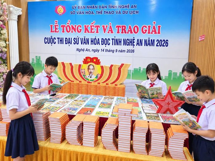Các em học sinh hào hứng tìm đọc sách tại không gian trưng bày sách trong khuôn khổ Cuộc thi Đại sứ Văn hóa đọc tỉnh Nghệ An năm 2026
