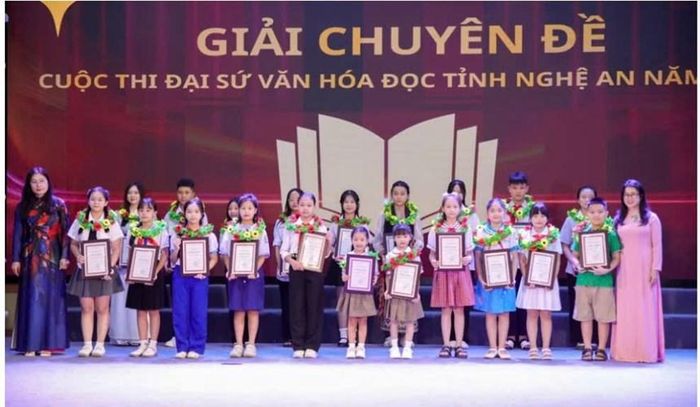 Các học sinh đạt giải chuyên đề, tập trung vào các nội dung như: giới thiệu tác phẩm hay nhất; bài viết, video dự thi ấn tượng nhất; sáng kiến phát triển văn hóa đọc...