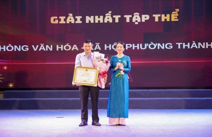 Bà Trần Thị Mỹ Hạnh, Giám đốc Sở VHTTDL Nghệ An trao giải Nhất tập thể cho Phòng Văn hóa - Xã hội phường Thành Vinh