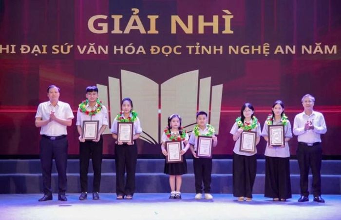 Ban Tổ chức trao 6 giải Nhì cho các cá nhân