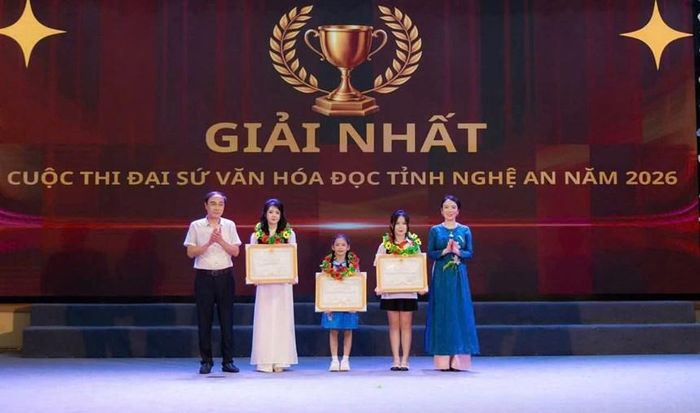 Ban Tổ chức trao giải Nhất cuộc thi Đại sứ Văn hóa đọc tỉnh Nghệ An năm 2026 cho 3 cá nhân