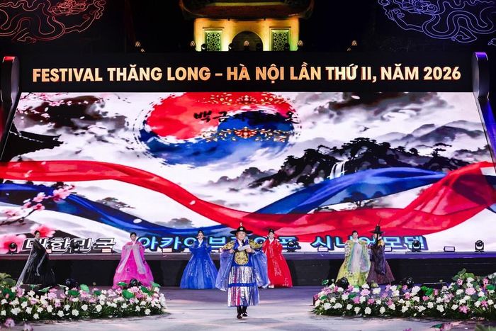 Chương trình của đoàn nghệ thuật Hàn Quốc tại chương trình Giao lưu nghệ thuật "Thăng Long - Hà Nội, nhịp cầu di sản" diễn ra tối 12/9 tại Hoàng thành Thăng Long. Ảnh: BTC
