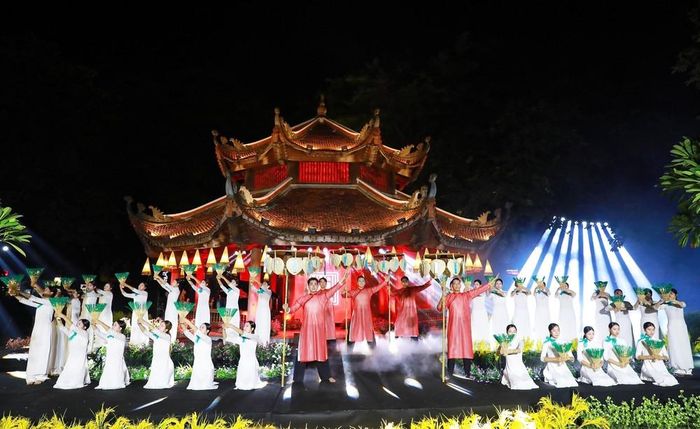 “Khai văn” kết hợp nghệ thuật truyền thống với ngôn ngữ đương đại, tạo không gian giàu chiều sâu văn hóa và gần gũi với công chúng. Ảnh: Khánh Hòa - TTXVN
