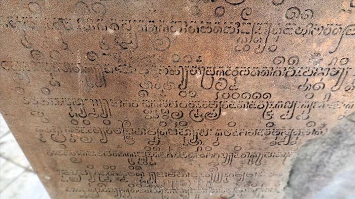 Những dòng chữ Phạn cổ trên tấm bia ký chứa đựng thông tin về quá trình hình thành Phật viện Đồng Dương vào năm 875. Ảnh: Đỗ Trưởng – TTXVN