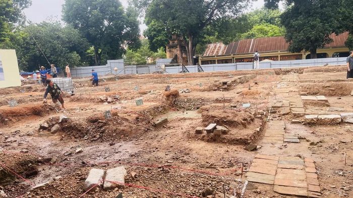 Hiện trường khai quật khu vực chính điện Kính Thiên năm 2026 tại hố khai quật khảo cổ số 9 Hoàng Diệu. Ảnh: Tuyết Mai - TTXVN