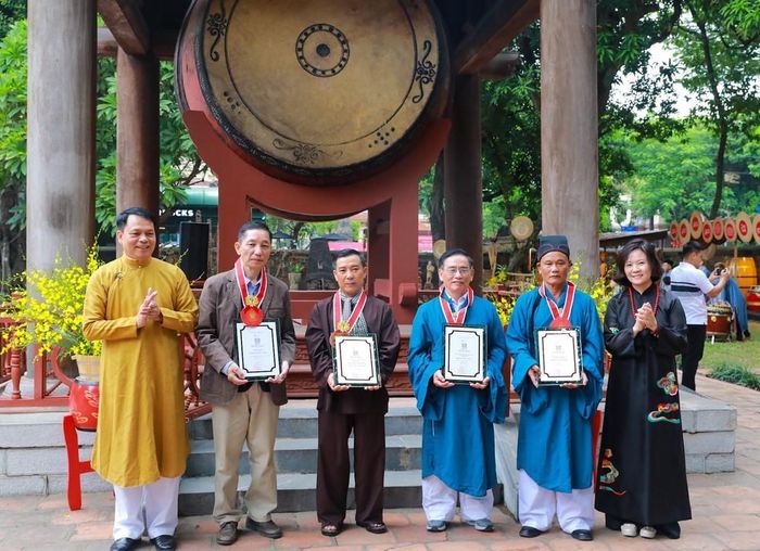 Ban tổ chức trao chứng nhận cho các nghệ nhân tham gia chương trình. Ảnh: Khánh Hoà - TTXVN