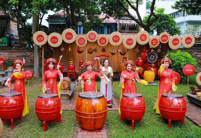 Các nghệ nhân làng trống Đọi Tam (tỉnh Ninh Bình) trình diễn tại chương trình. Ảnh: Khánh Hoà - TTXVN