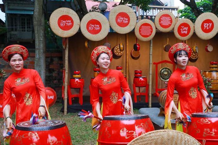 Các nghệ nhân làng trống Đọi Tam (tỉnh Ninh Bình) trình diễn tại chương trình. Ảnh: Khánh Hoà - TTXVN