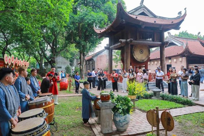 Chương trình thu hút sự quan tâm của du khách. Ảnh: Khánh Hoà - TTXVN