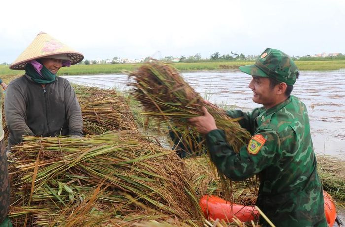 Tình quân dân ấm áp trong gian khó. Ảnh: Phạm Cường - TTXVN