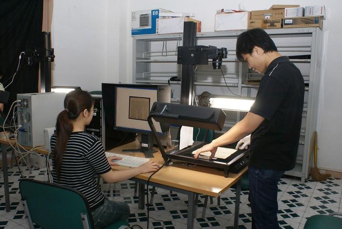 Cán bộ thư viện làm việc trong khâu biên mục, phân loại, quản lý kho