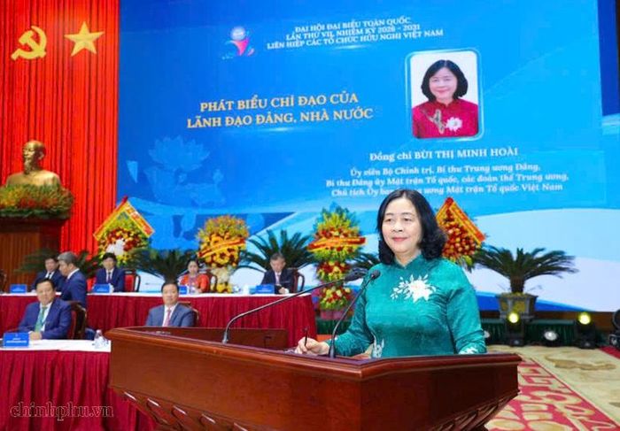 Đồng chí Bùi Thị Minh Hoài nhiệt liệt biểu dương, ghi nhận và chúc mừng những kết quả, thành tích mà Liên hiệp các tổ chức hữu nghị Việt Nam cùng các tổ chức thành viên đã bền bỉ đạt được trong nhiệm kỳ qua - Ảnh: chinhphu/Nguyễn Hoàng