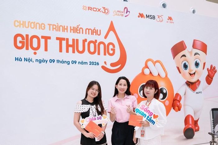 Các cán bộ công tác vận hành tòa nhà đến cán bộ văn phòng… mỗi người một công việc nhưng đều dành thời gian tham gia hiến máu trong ngày hội - Ảnh: chinhphu.vn/LT
