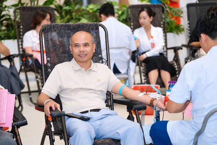 Tổng Giám đốc ROX Group Nguyễn Phi Hùng cùng các lãnh đạo cấp cao của Tập đoàn tham gia hiến máu - Ảnh: chinhphu.vn/LT