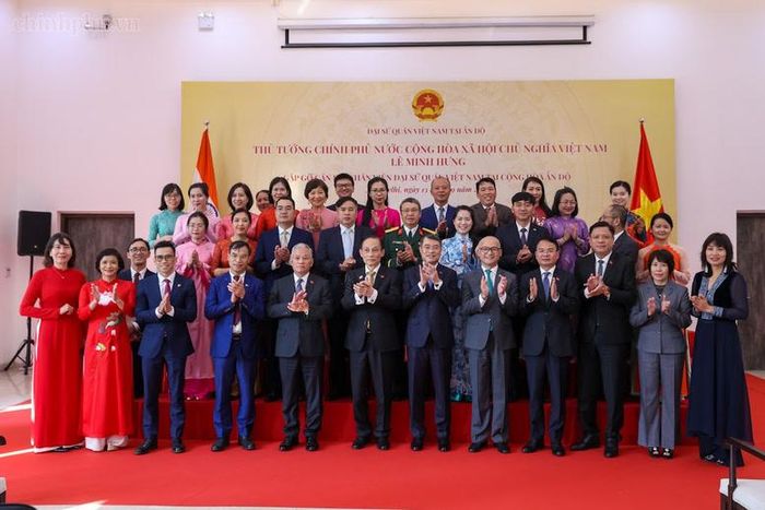 Thủ tướng Lê Minh Hưng với cán bộ, nhân viên Đại sứ quán Việt Nam tại Ấn Độ - Ảnh: chinhphu.vn/Nhật Bắc