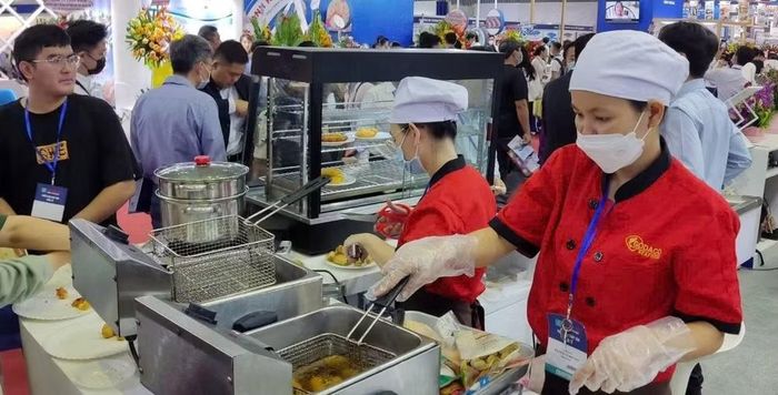 Người tiêu dùng trải nghiệm các sản phẩm thủy sản xuất khẩu tại Hội chợ Vietfish. (Ảnh NGỌC ÁNH)