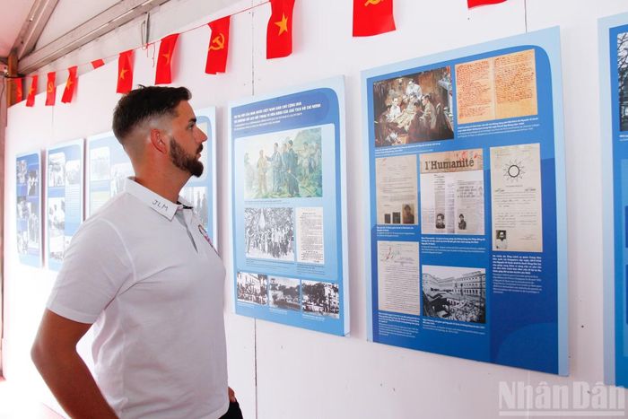 Anh Edgar Le Bras tìm hiểu về cuộc đời và sự nghiệp cách mạng của Chủ tịch Hồ Chí Minh tại Hội báo Nhân đạo 2026. (Ảnh: KHẢI HOÀN)