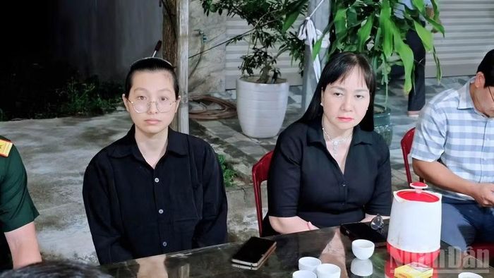 Chị Đàm Thị Loan (thứ nhất từ trái sang),vợ Thiếu tá Trần Văn Tùng. (Ảnh: MAI TÚ)