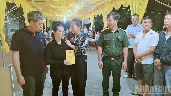 Chia sẻ với hoàn cảnh khó khăn của gia đình Thiếu tá Trần Văn Tùng, xã Vũ Thư hỗ trợ gia đình 5 triệu đồng. (Ảnh: MAI TÚ)