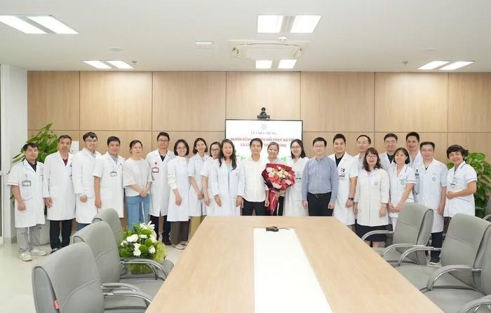 Tập thể kíp điều trị Viện Tim mạch chúc mừng anh Tuấn trong ngày được xuất viện về với gia đình.