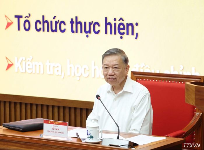 Tổng Bí thư, Chủ tịch nước Tô Lâm trao đổi và truyền đạt Chuyên đề. (Ảnh: TTXVN)