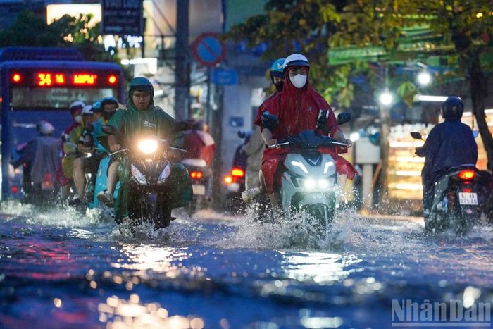 Theo Đài Khí tượng thủy văn khu vực Nam Bộ, ngày 14/9, thời tiết Thành phố Hồ Chí Minh nhiều mây, có mưa rào và dông rải rác, cục bộ có nơi mưa to; gió Tây Nam duy trì cấp 2-3; nhiệt độ thấp nhất dao động 24-26 độ C, cao nhất 30-33 độ C. Trong mưa dông, khả năng xảy ra lốc, sét và gió giật mạnh.