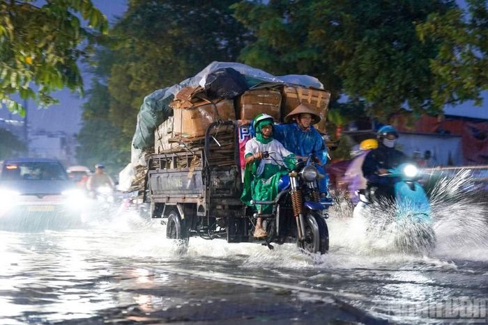 Trước đó, tối 13/9, nhiều khu vực tại Thành phố Hồ Chí Minh xuất hiện mưa rào và dông. Lượng mưa phổ biến 10-30mm, một số nơi trên 30mm. Triều cường đạt đỉnh kết hợp mưa lớn khiến nhiều tuyến đường trên địa bàn thành phố ngập sâu.