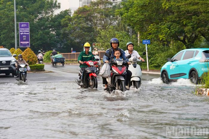  Sáng 14/9, tại nhiều khu vực trên địa bàn Thành phố Hồ Chí Minh, tình trạng ngập xuất hiện do ảnh hưởng của triều cường﻿ kết hợp với mưa. Một số tuyến đường thấp trũng chìm trong nước, gây khó khăn cho các phương tiện và người đi bộ. 